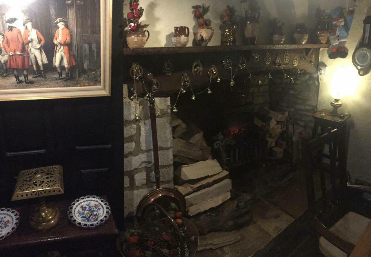 Bear Inn Bisley  Bagian luar foto